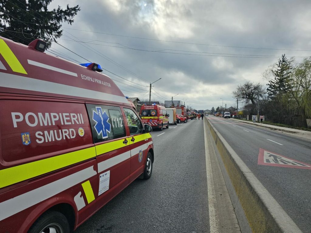 Traficul rutier este oprit pe breteaua de acces dinspre Jilava spre autostrada A0 din județul Ilfov, după ce un tir a acroșat glisiera și a rămas blocat pe șosea