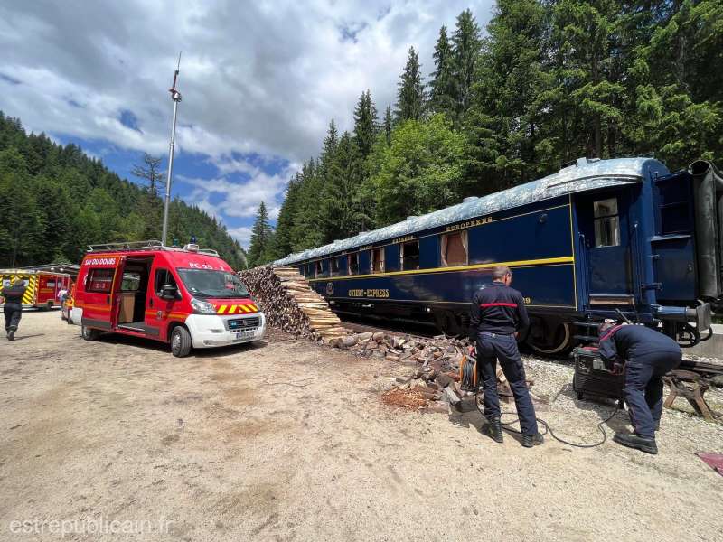 Ciocnire între tren de mare viteză și camion al armatei în Franța, un mort și 27 de răniți