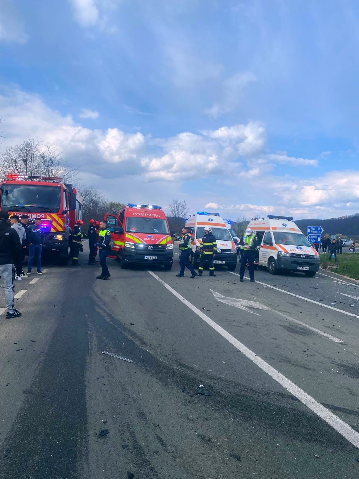 Accident tragic în Hunedoara: un mort și patru tineri răniți