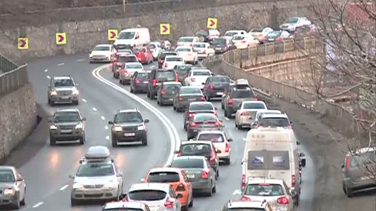 Agonia pe Valea Prahovei: Cozi infernale la finalul minivacanței, și spre București! Poliția recomandă rute ocolitoare