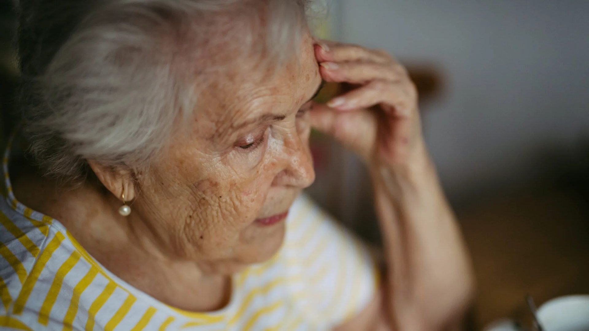 Pensionari, fără bani: Ajutoarele sociale, în pericol. Frica de sărăcie în România