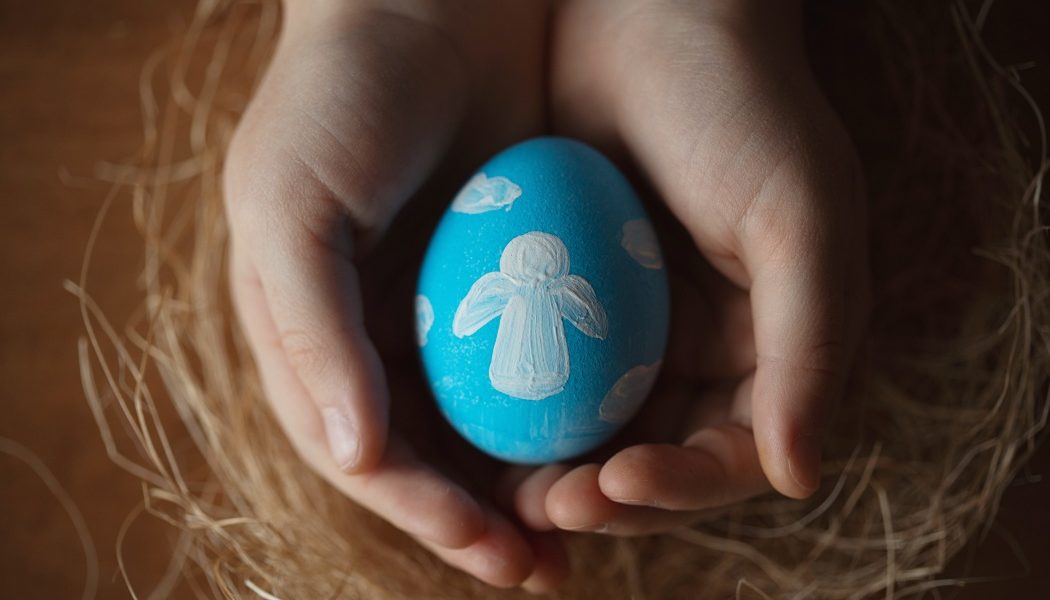 Ajutoare de Paște: Pachete pentru românii săraci, împărțite prin Biserică