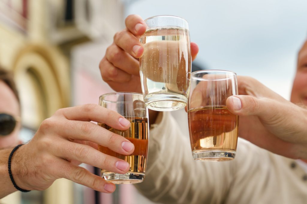Consumul de alcool, în special cel contrafăcut, reprezintă un pericol major în apropierea sărbătorilor pascale