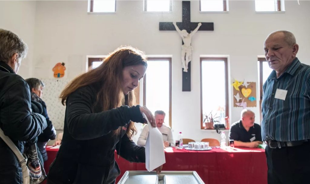 Minoritatea română, pulverizată la vot în Ungaria: 495 de sufragii