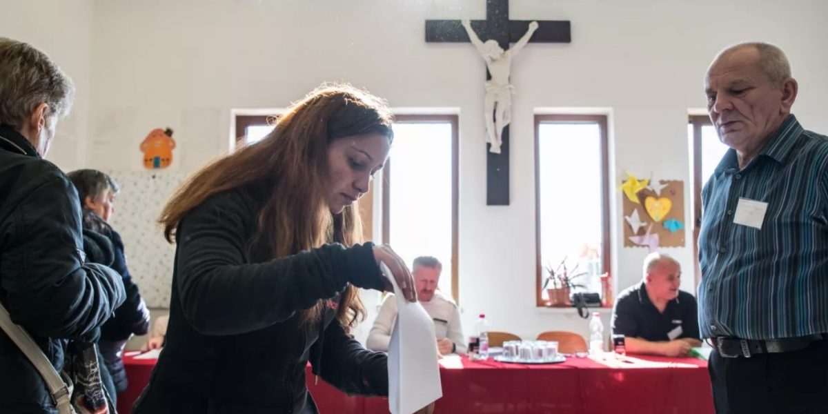 Minoritatea română, pulverizată la vot în Ungaria: 495 de sufragii