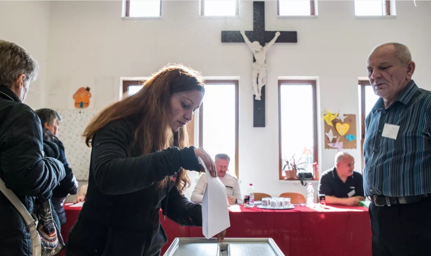 Minoritatea română, pulverizată la vot în Ungaria: 495 de sufragii