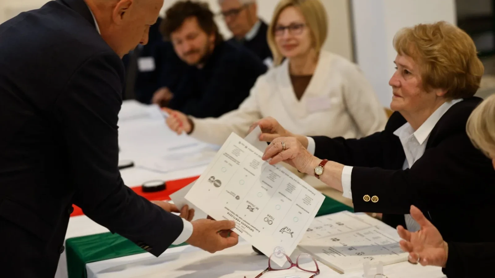 Alegeri în Ungaria: Budapesta votează masiv, prezența la urne, record absolut