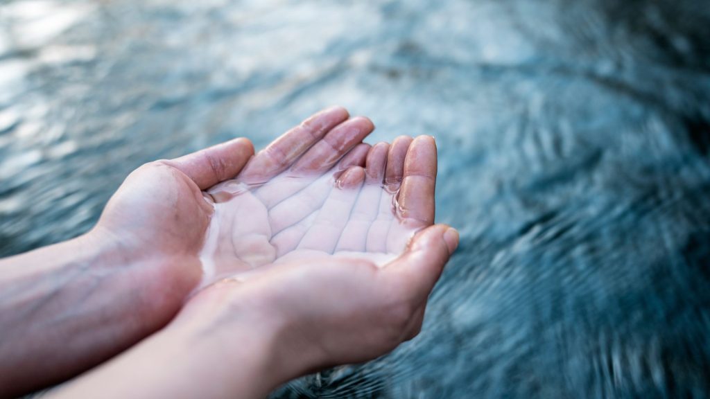 O adolescentă din Canada a fost diagnosticată cu o formă extrem de rară de alergie la apă, denumită urticarie acvagenică, după ce a avut episoade recurente de urticarie care apăreau în urma contactului cu orice tip de apă