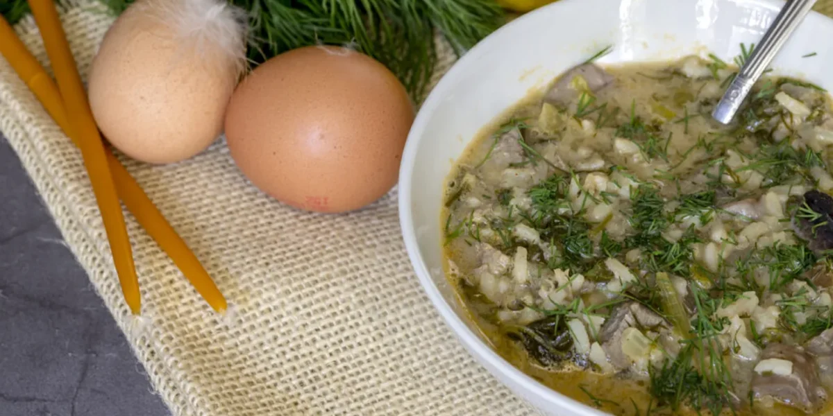 O masă pascală șocantă: Supă din organe și plăcinta „pizza” în lume