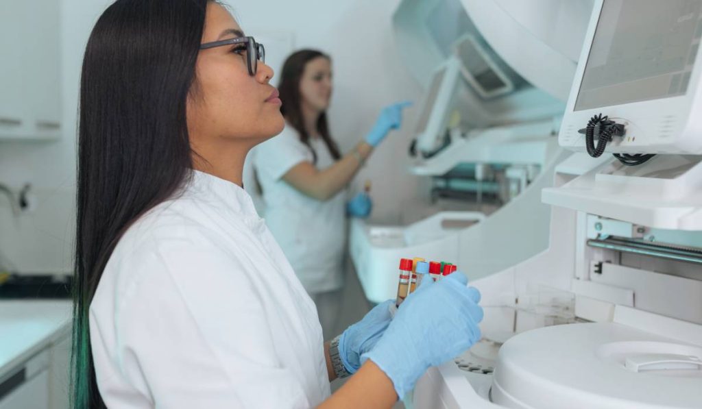 Analiză obligatorie pentru românii născuți înainte de 1975: Risc major de boală fatală