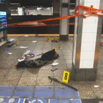 Atac sângeros la metroul din New York: Individ înarmat cu macetă, împușcat