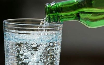 Apa minerală, suspectă de cancer de colon: Avertisment pentru români