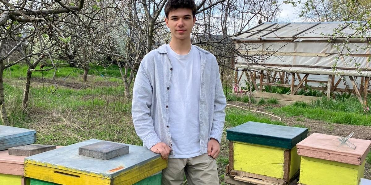 Codrin din Iași, vânător de albine: A strâns bani și a revoluționat stupina