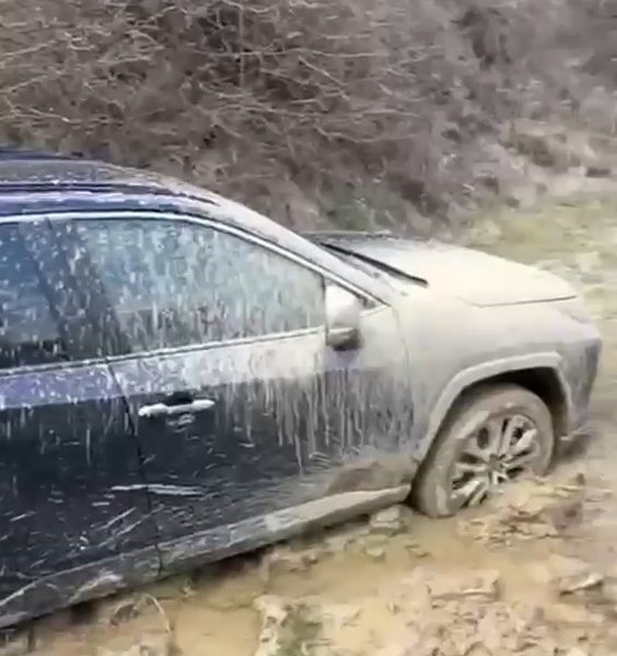 Jandarmi, eroi în noroi: Au salvat turiștii păcăliți de aplicație!