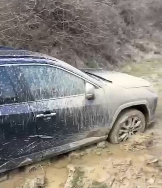 Jandarmi, eroi în noroi: Au salvat turiștii păcăliți de aplicație!