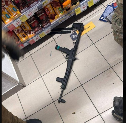 Incredibil la Kiev: Un bărbat cu mitralieră, arestat după ce s-a plimbat prin cartier