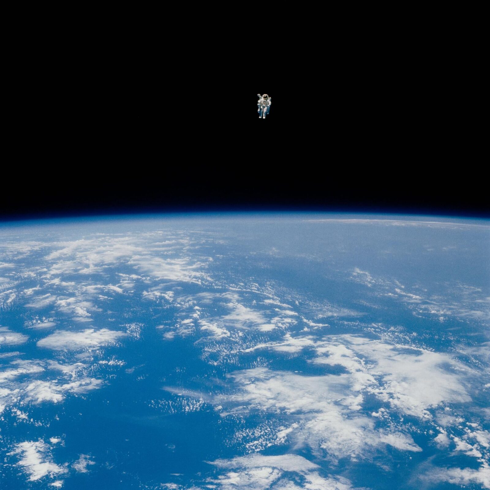 NASA, manevră EXTREMĂ în 1984: Astronautul a zburat liber pentru un satelit