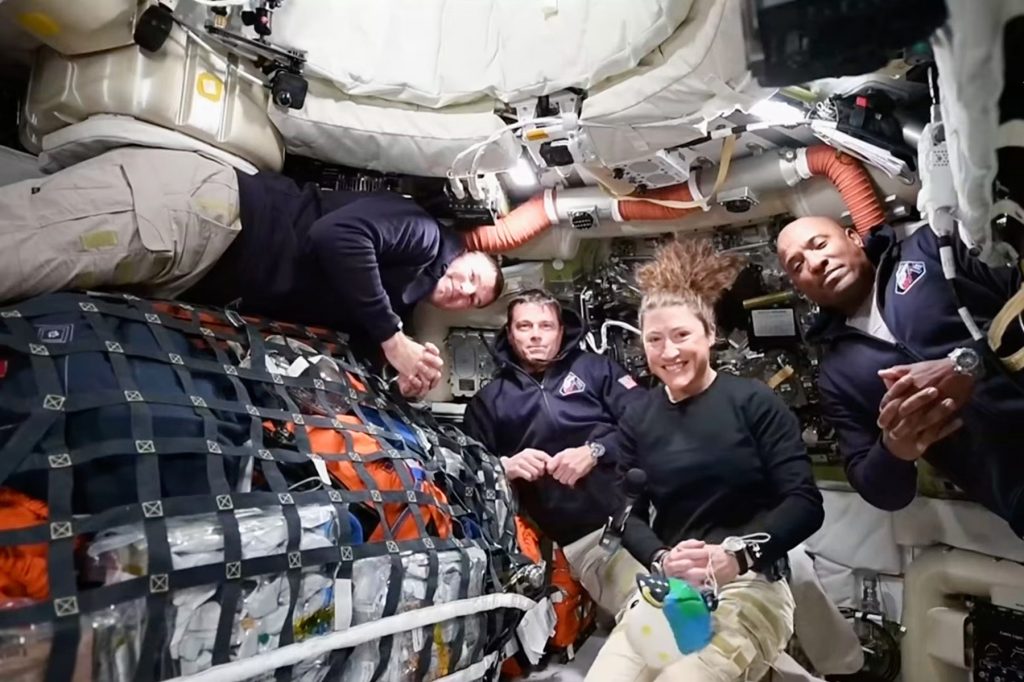 Capsula Orion, folosită pentru transportul echipajului în misiunea Artemis 2 spre Lună, reprezintă o evoluție semnificativă față de vechile nave Apollo