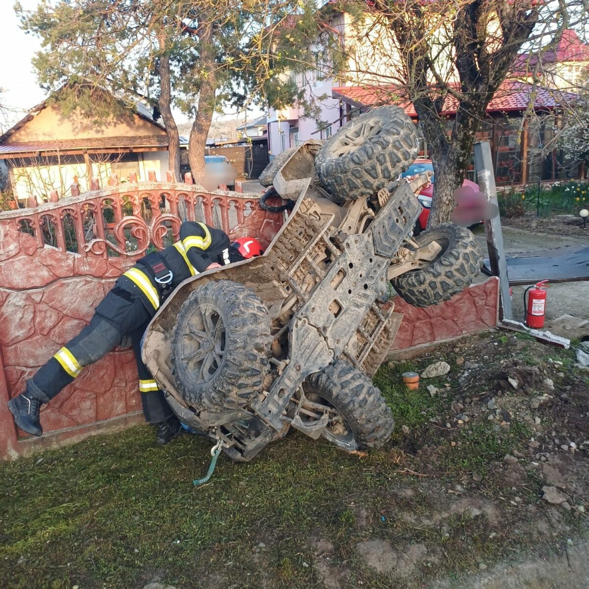 Accident de Paște: ATV răsturnat pe gard într-o localitate din România