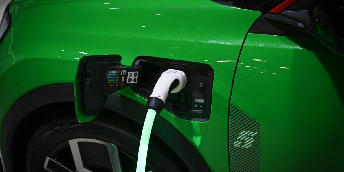 Europa: Războiul din Iran propulsează electricele, prețurile la benzină urcă vertiginos