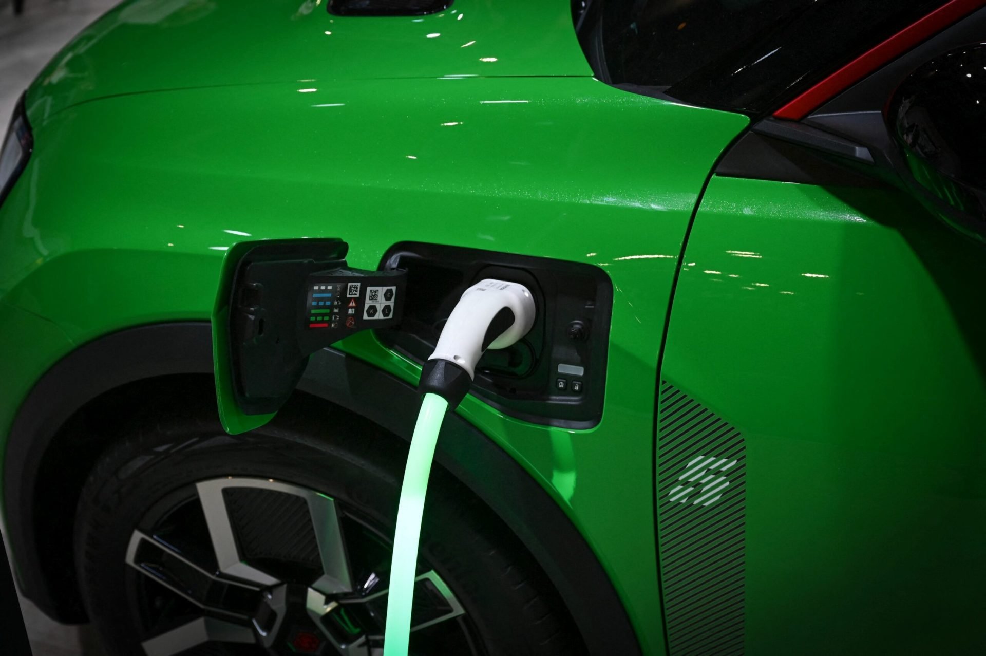 Europa: Războiul din Iran propulsează electricele, prețurile la benzină urcă vertiginos