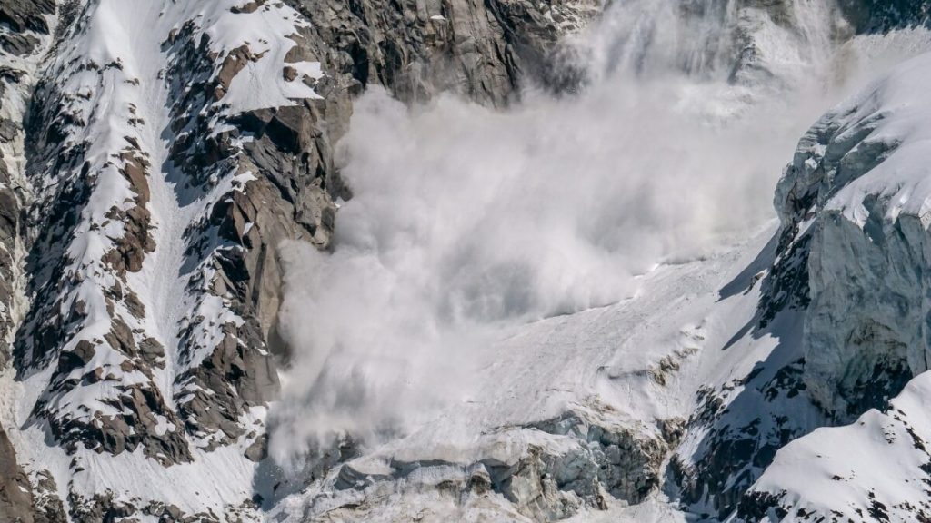 Atenție la munte: Avalanșe periculoase, chiar și de la schiori