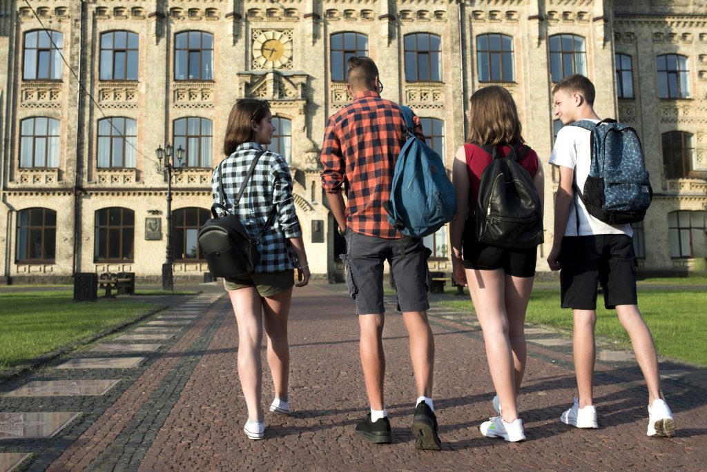Mii de studenți din România, loviți de scandalul burselor UK: Ce sume trebuie să returneze