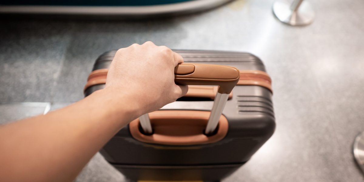 Bagajul perfect: Metoda japoneză te învață cum să ai haine multe, loc puțin!