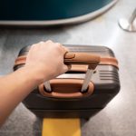 Bagajul perfect: Metoda japoneză te învață cum să ai haine multe, loc puțin!