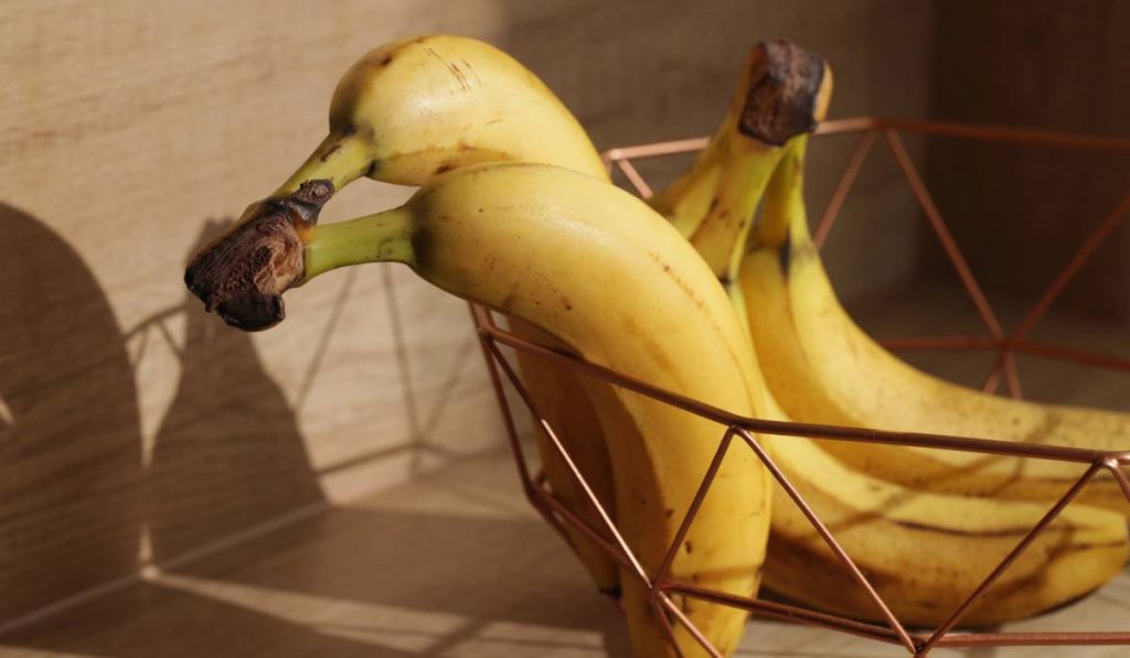 De ce NU mai ține banane în fructieră: Trucul simplu pentru prospețime