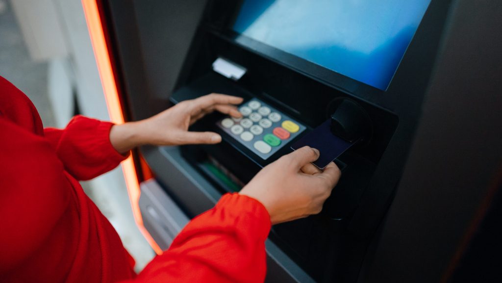 Când sistemele bancare „cad”, nu înseamnă neapărat faliment sau dispariția banilor De cele mai multe ori, atunci când auzim că un sistem bancar a „căzut”, nu este vorba despre o criză financiară majoră sau despre pierderea fondurilor depuse