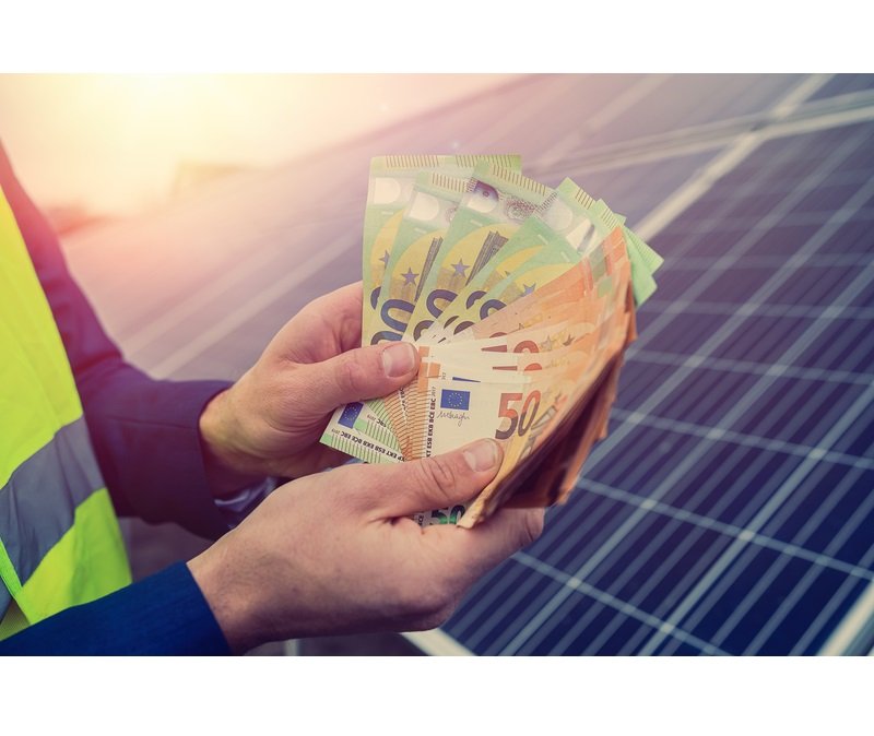 Fermierii români pot accesa până la 20 milioane EUR din fonduri europene pentru panouri solare și baterii în 2026