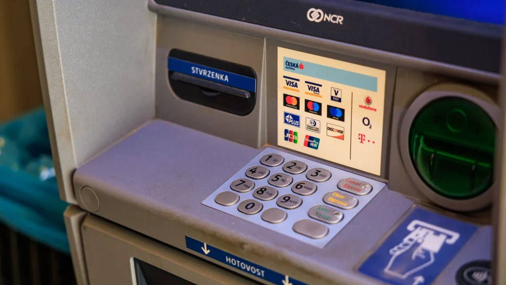 Bancomatele, pe cale de dispariție în Europa: Criză de numerar în pragul digitalizării