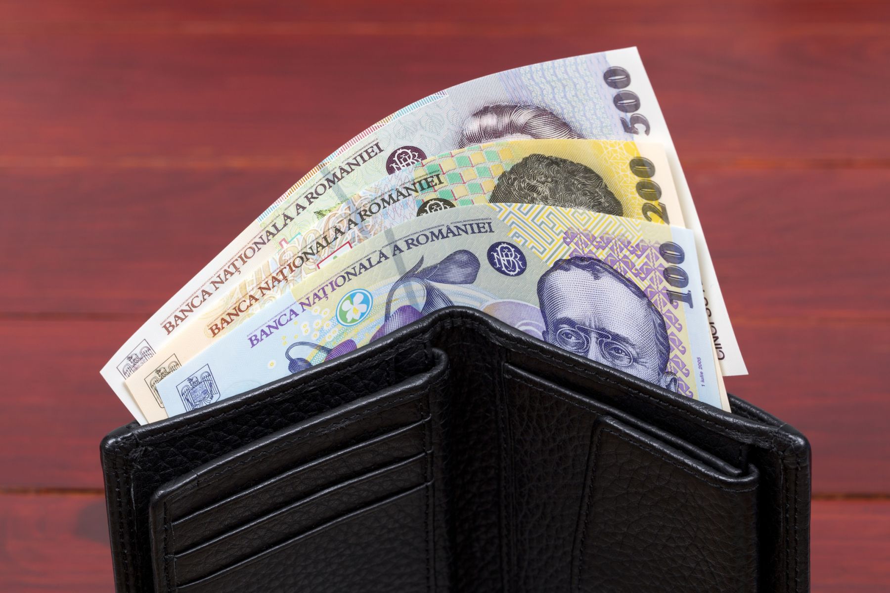 Economistul-șef al BRD, Florian Libocor, subliniază că în timp de criză financiară, stabilitatea și evitarea panicii trebuie să fie prioritatea numărul unu pentru consumatori și investitori
