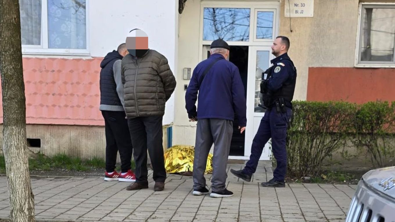 Ieșean de 74 de ani a murit după ce a căzut pe scări