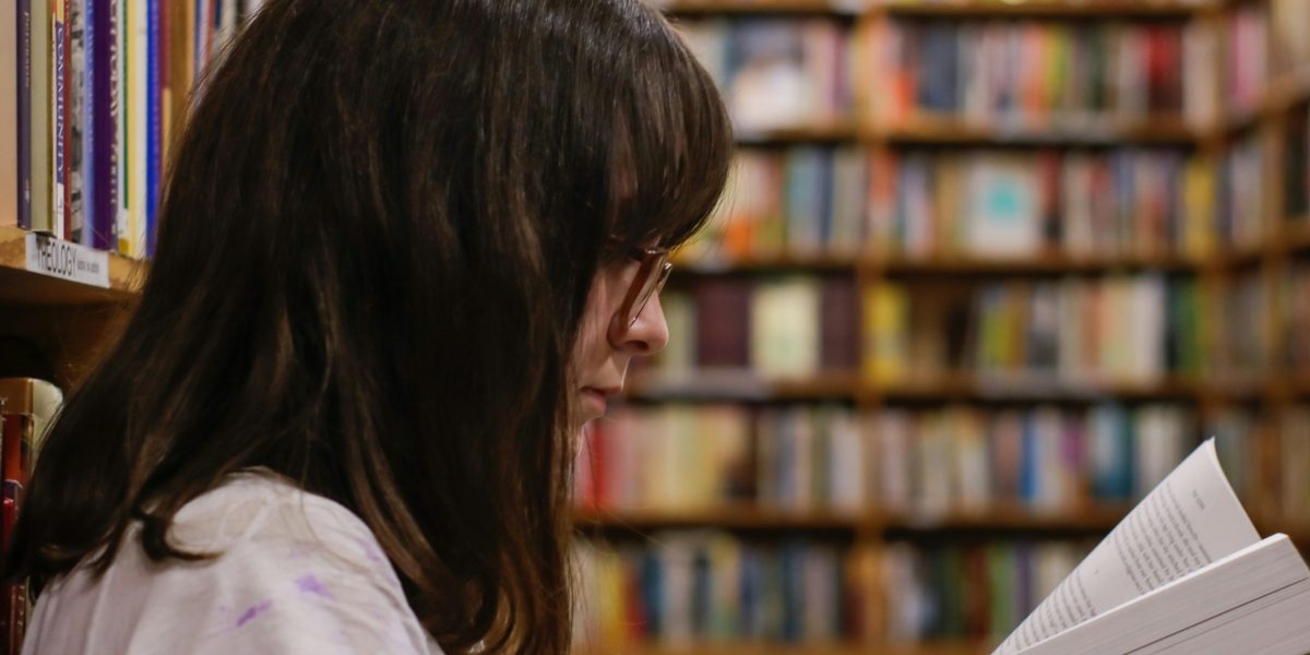 batch_Fata-Care-Citeste-Lectura-Biblioteca-Library-Adolescenta-eliott-reyna-kcT-7cirBEw-unsplash.jpg - StiriAlese