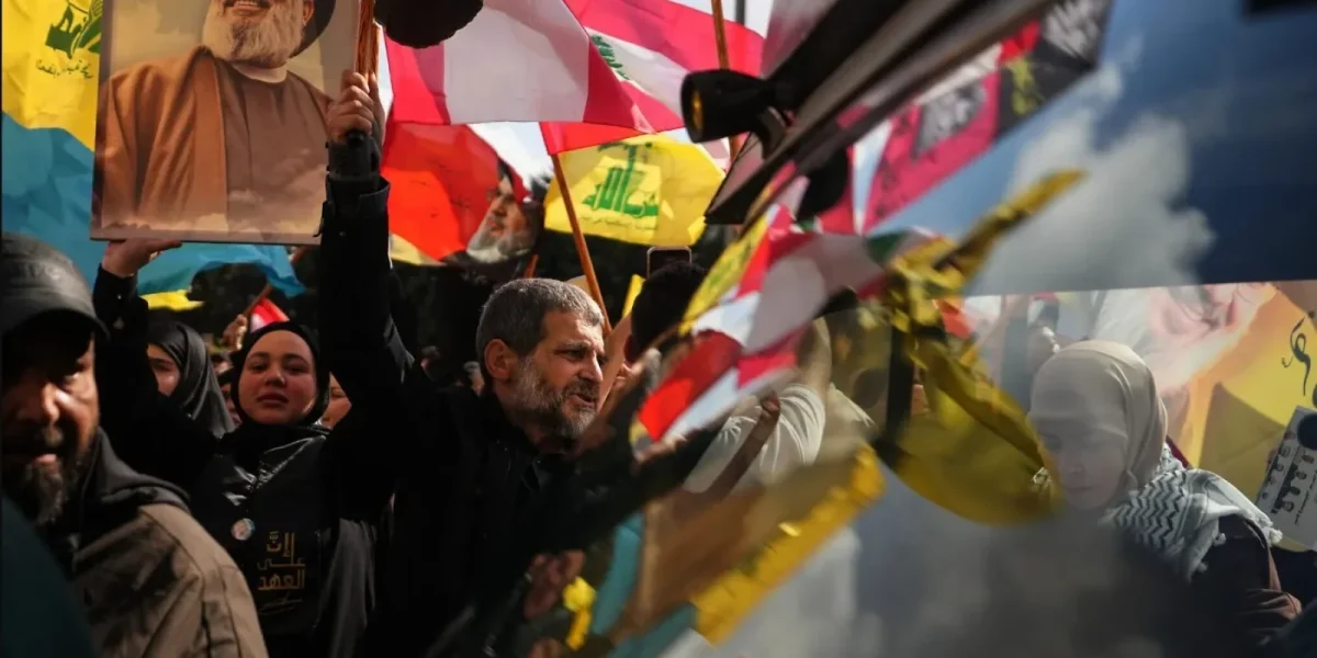 Beirut, sub asediu: Hezbollah defilează, premierul libanez, OUT de la Washington