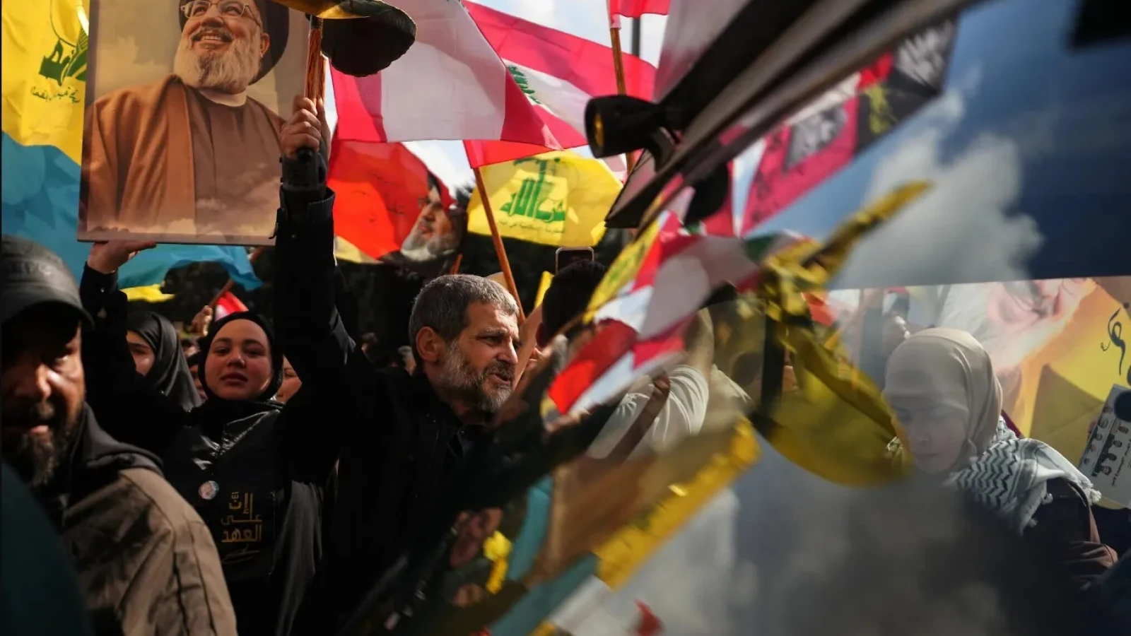 Beirut, sub asediu: Hezbollah defilează, premierul libanez, OUT de la Washington