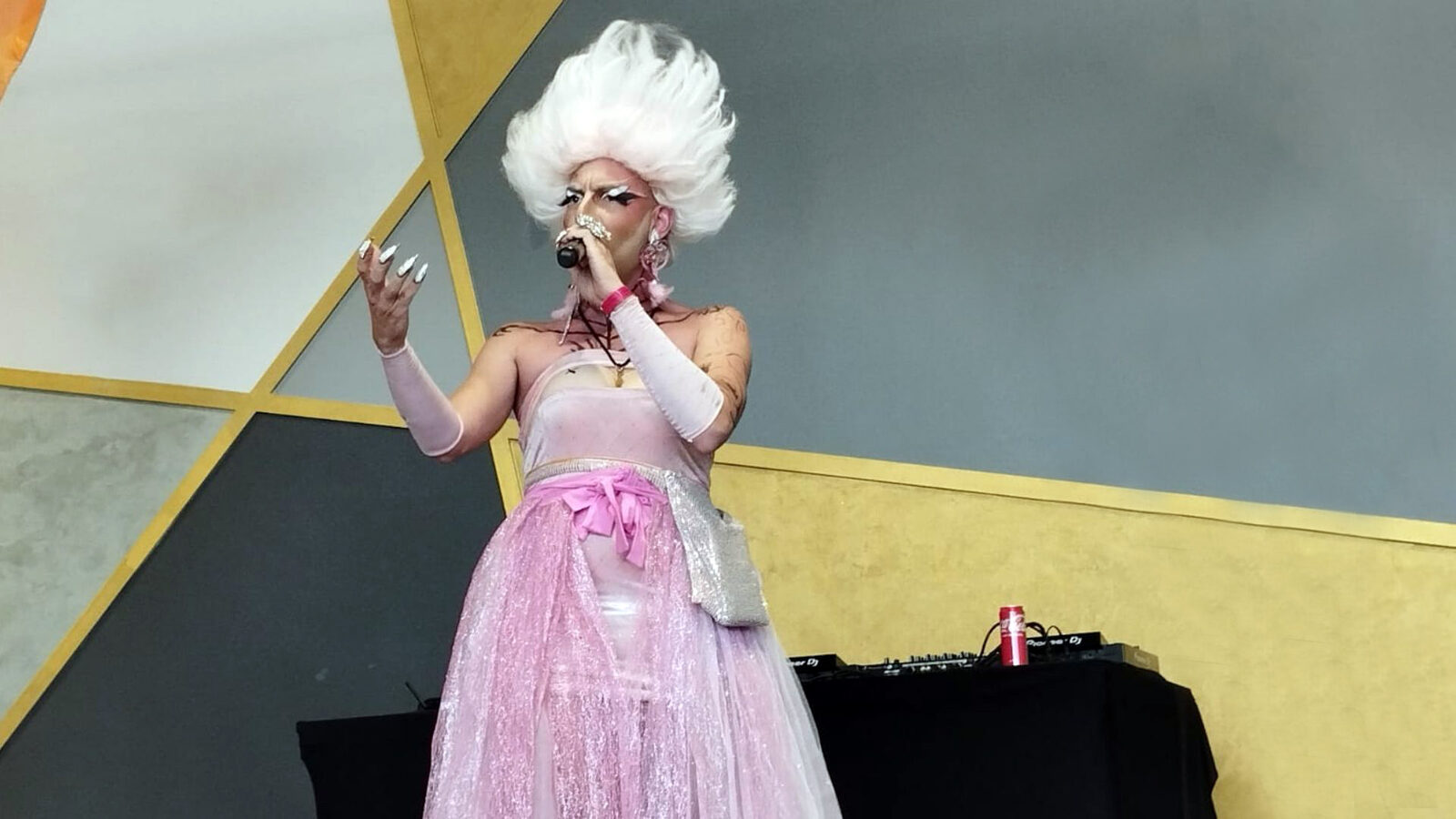 Beni Mihai, de la corul bisericesc la Drag Queen pop-rock nostalgică