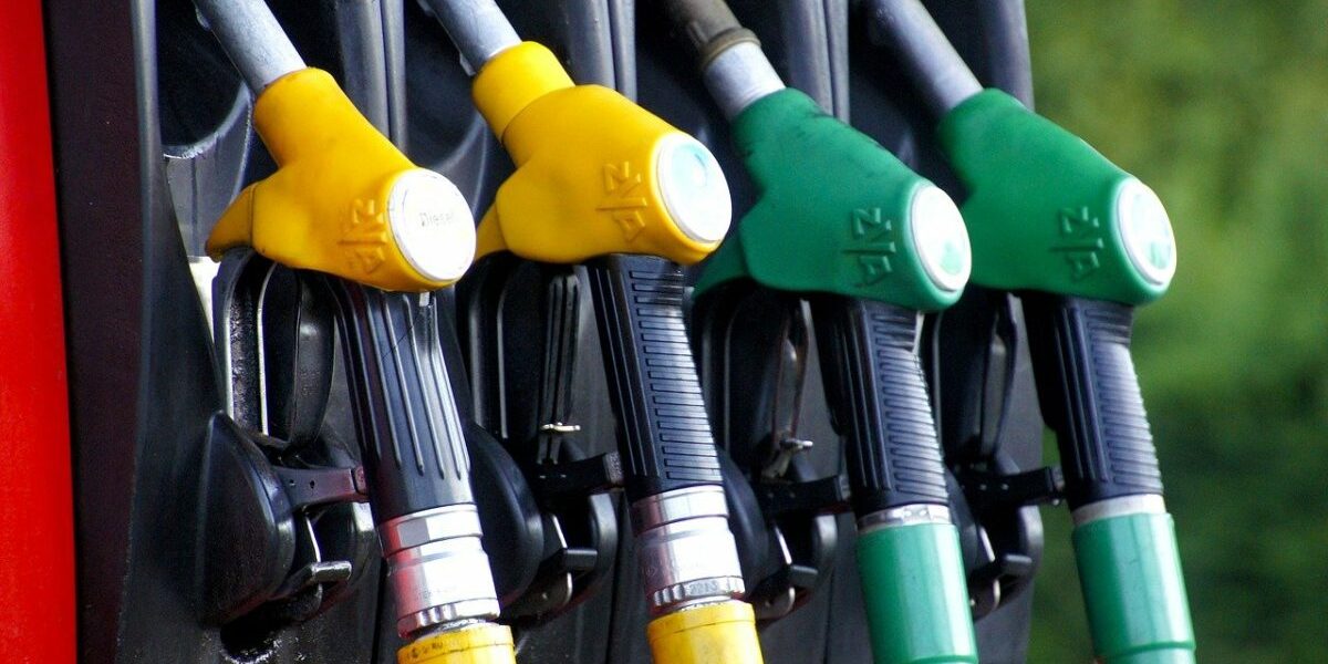 Scade prețul la petrol: Armistițiul SUA-Iran aduce ieftiniri la pompă în România?