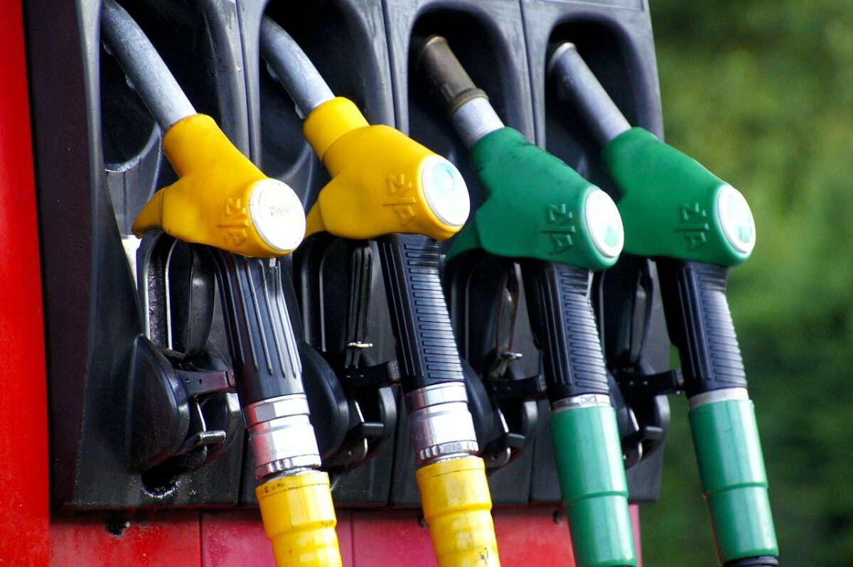 Scade prețul la petrol: Armistițiul SUA-Iran aduce ieftiniri la pompă în România?