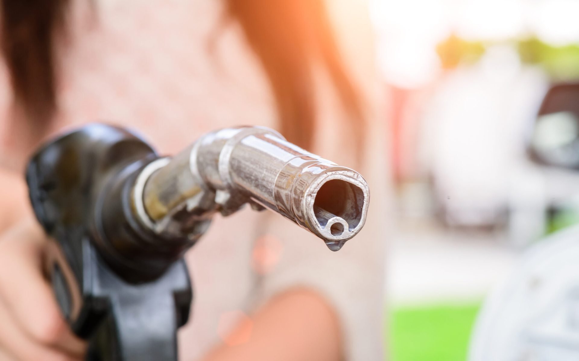 Prețurile la carburanți, pe un trend ascendent: Ministrul Energiei explică motivele Prețurile la petrol și, implicit, cele ale carburanților la pompă continuă să crească, alimentând îngrijorările șoferilor și ale economiștilor