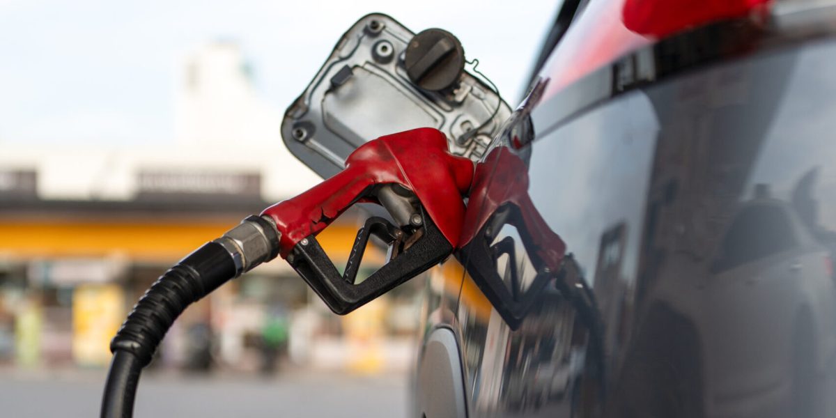 Prețurile la pompă scad de 7 aprilie după reducerea accizei la motorina standard