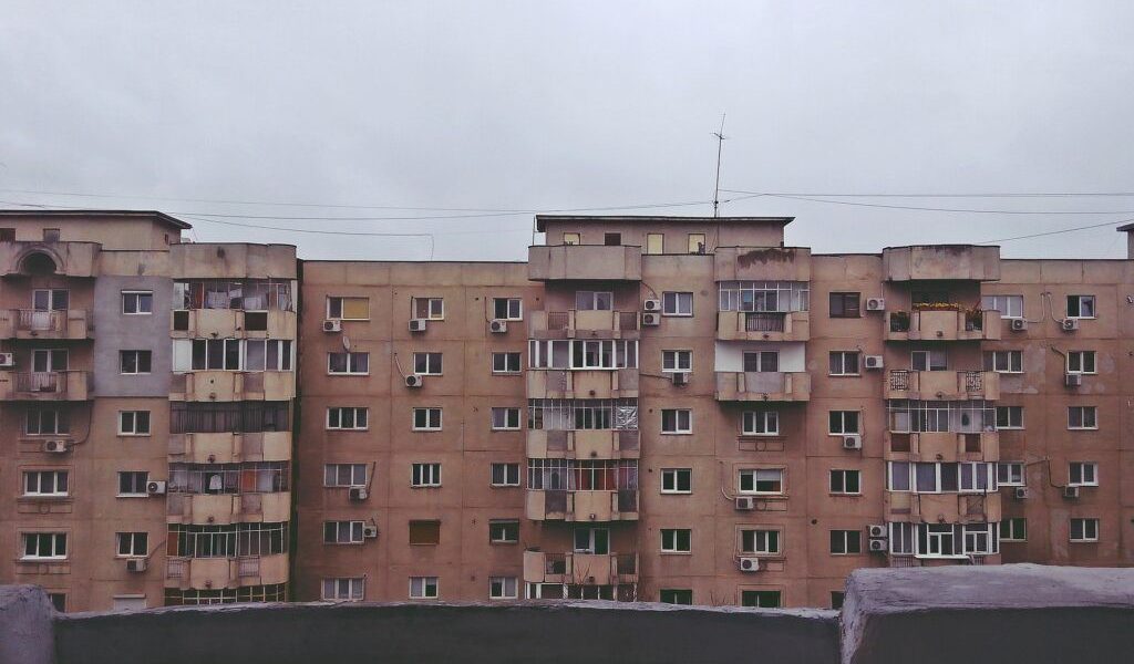 Blocuri, coșmarul vecinilor: Ești Răspunzător Legal pentru Ce Se Întâmplă Sub Tine