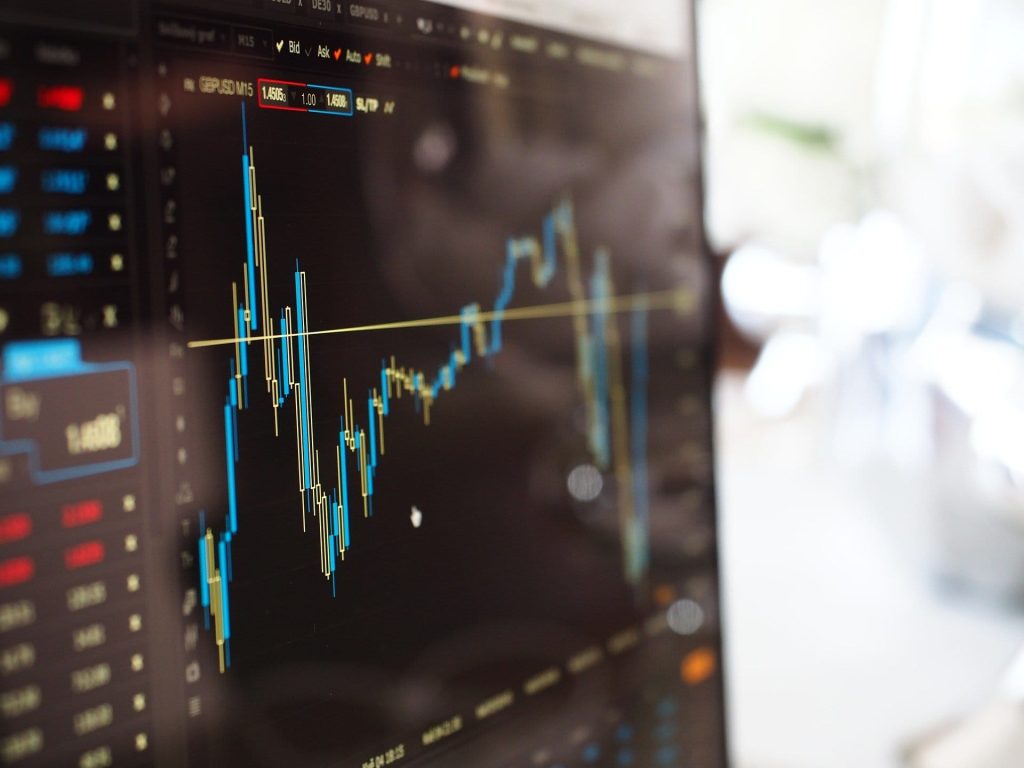 Contractele futures pe acțiunile din Statele Unite au urcat semnificativ, investitorii reacționând la anunțul președintelui DONALD Trump de a suspenda atacurile împotriva Iranului pentru două săptămâni
