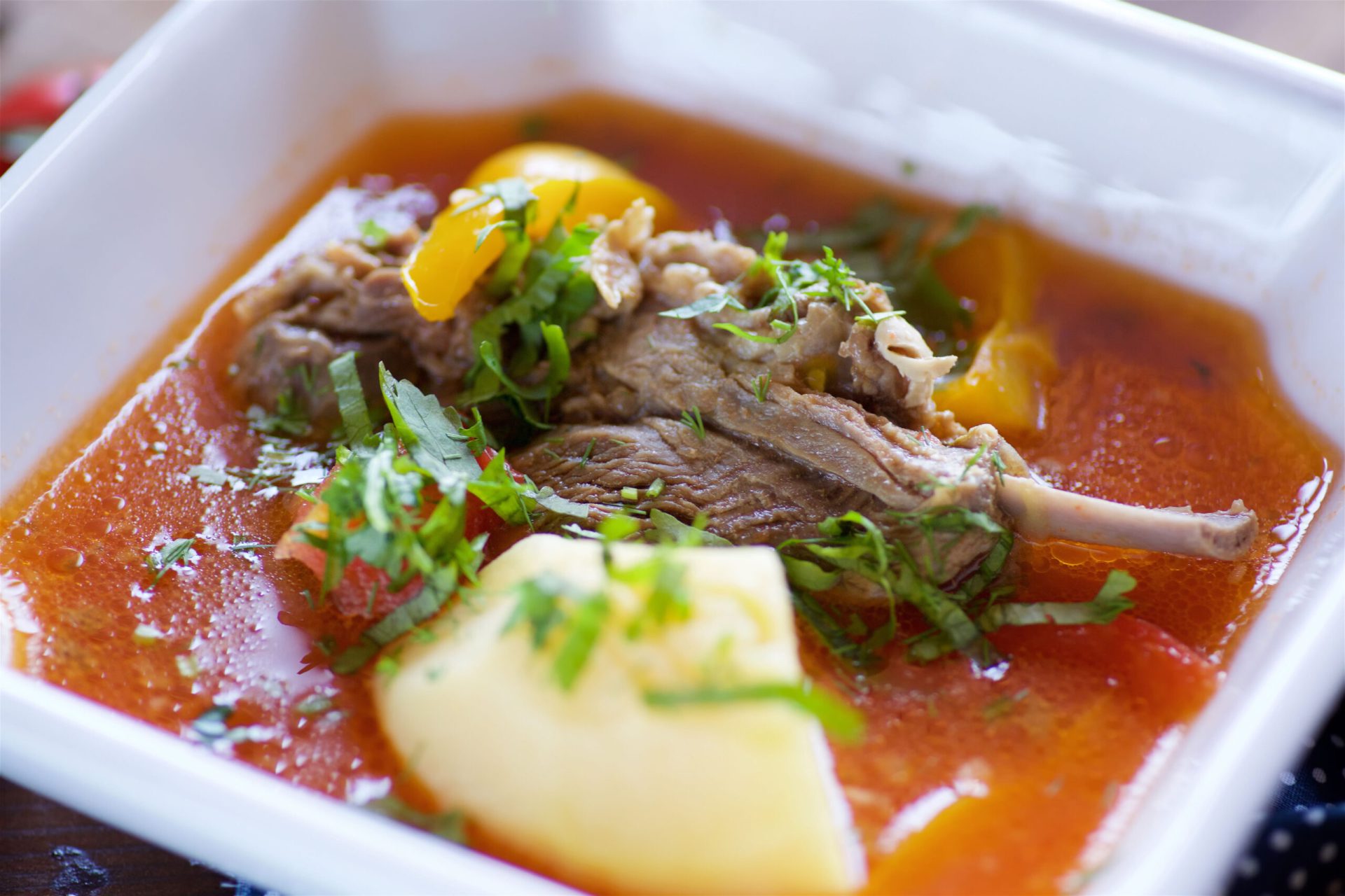 Borșul de miel: un deliciu controversat. Beneficii, riscuri și secretul preparării