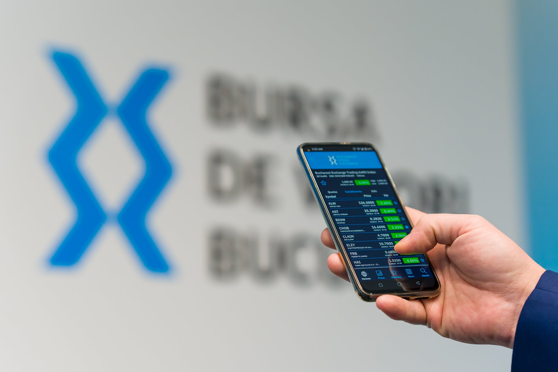 Bursa de la București înregistrează o creștere de 1%, susținută de sectorul bancar, în ciuda scăderilor din piețele europene Bursa de Valori București a încheiat ziua cu un avans de 1%, o performanță notabilă în contextul în care piețele europene au înregistrat scăderi semnificative