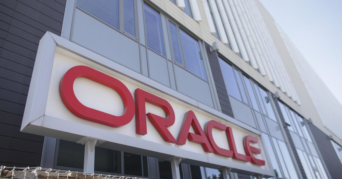 Oracle anunță concedieri masive în timp ce investește miliarde în inteligența artificială Compania americană Oracle, unul dintre giganții sectorului tehnologic, a început să concedieze mii de angajați, în timp ce continuă să își extindă investițiile în infrastructura pentru inteligența artificială