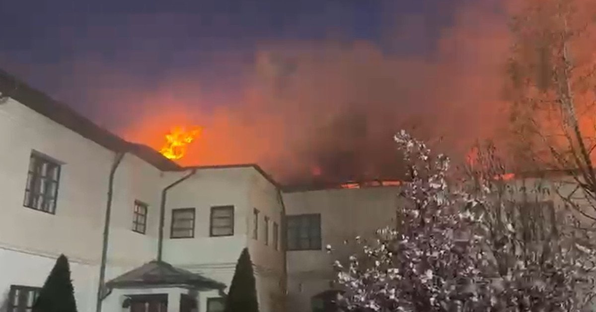 Incendiu devastator la mănăstirea din Vâlcea: Pompieri din 3 județe intervin