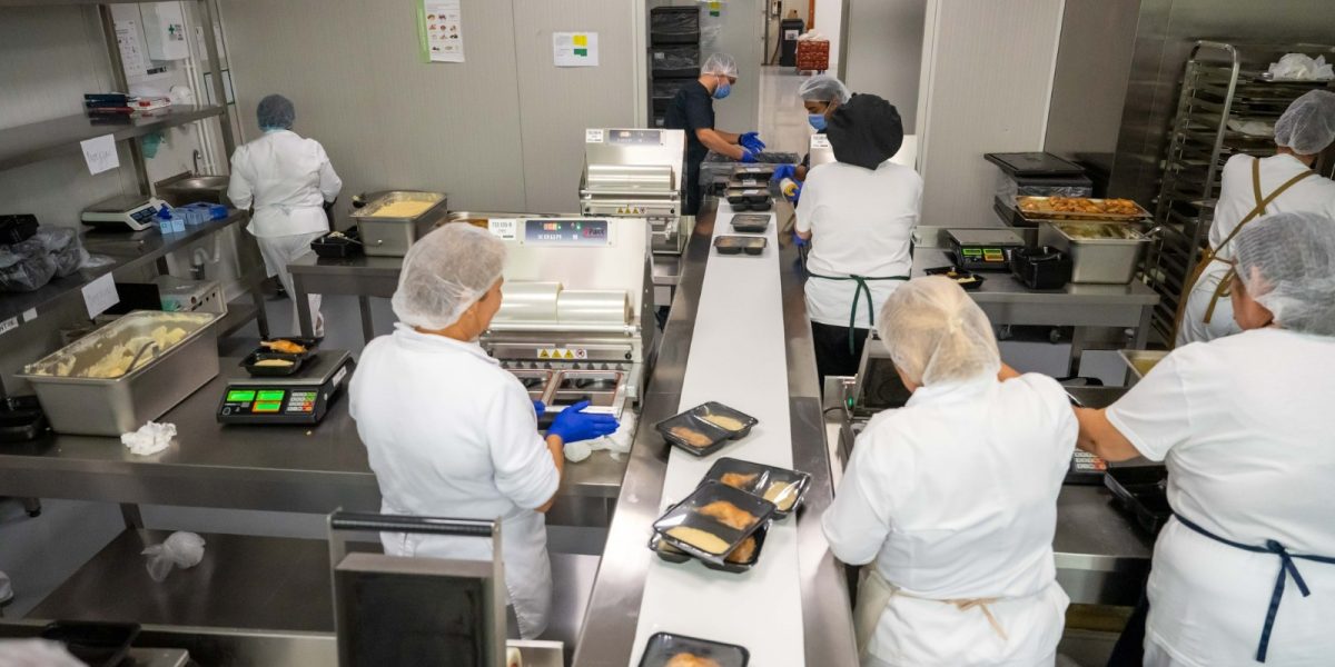 Banca Locală de Alimente din Sector 6 devine partener strategic în reducerea risipei alimentare Pe măsură ce România avansează spre un sistem mai responsabil și sustenabil în gestionarea resurselor, sectorul de alimentație devine tot mai conștient de necesitatea combaterii risipei alimentare